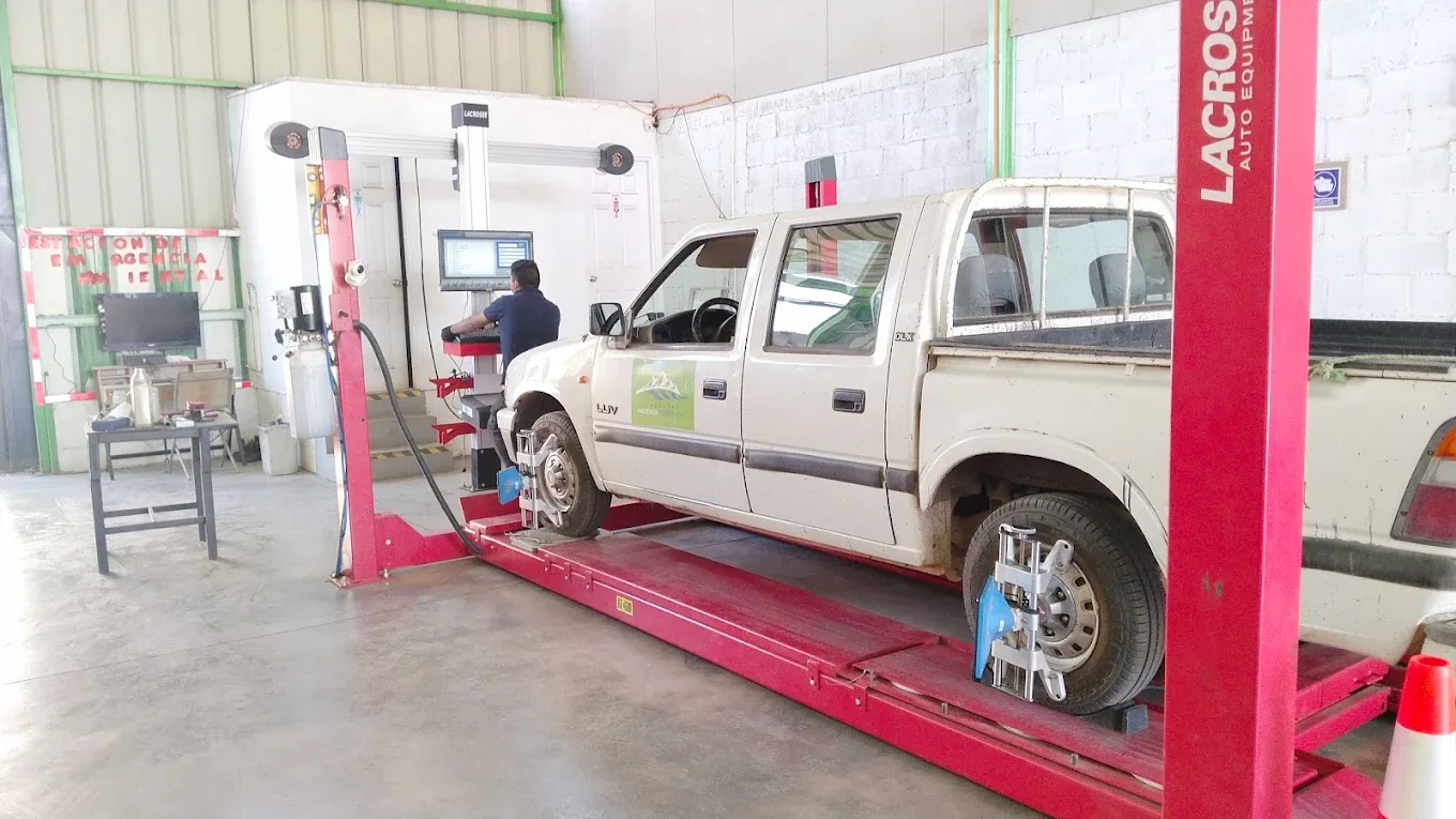 Camioneta en plataforma de alineación con equipo computarizado