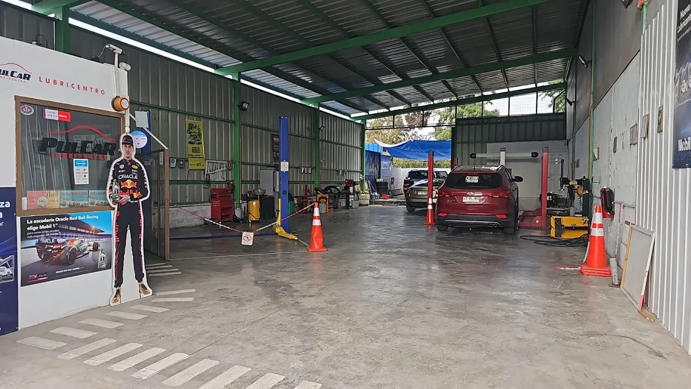 Vista amplia del interior de Lubricentro PulCaR con vehículos en atención